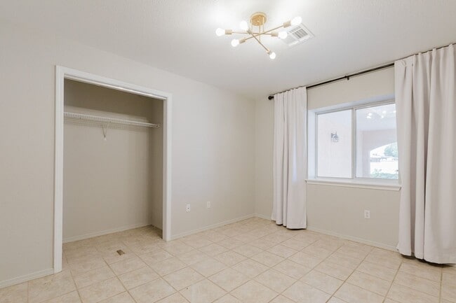 Building Photo - MOVE IN SPECIAL: $500 off the First Month ...