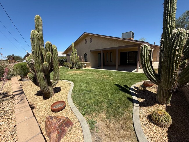 Building Photo - Victorville- Beautiful 3 Bedroom Home in G...