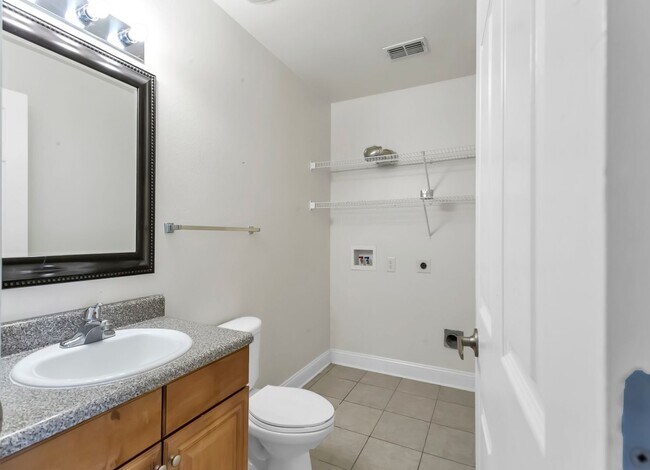 Building Photo - 3/2.5 Crestview Townhome with Community Po...