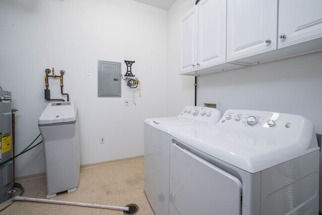 Building Photo - Enjoy The View