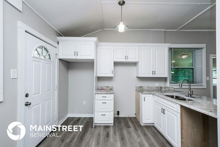 Building Photo - 4007 E Osborne Ave