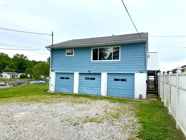 Building Photo - Cozy, Convenient Nothside 2 Bedroom Apartm...