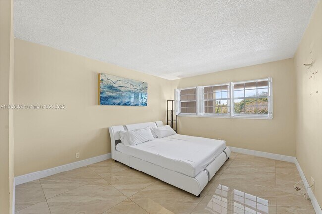 Building Photo - 2671 S Course Dr