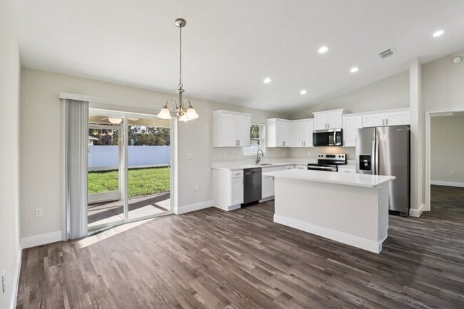 Building Photo - 7299 Hemlock Rd