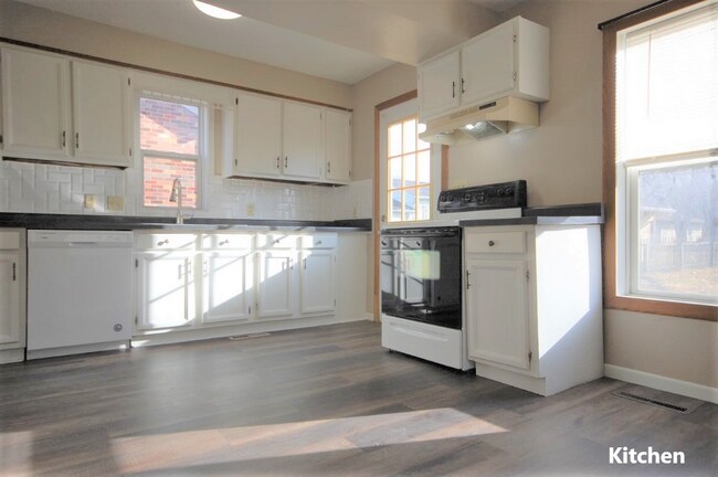 Building Photo - 520 W 5th St