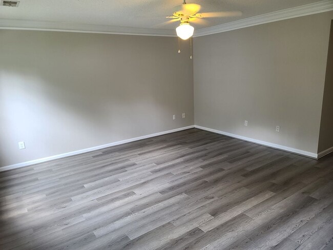 Building Photo - Freshly renovated and low maintenance