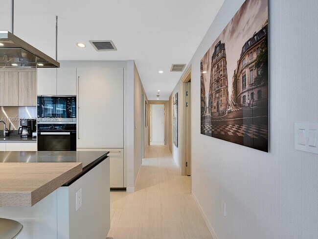 Building Photo - 1000 Brickell Plaza