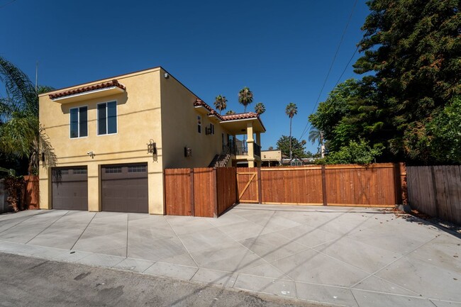 Primary Photo - 711 N Clementine St