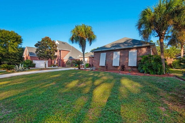 Building Photo - "Charming 3-Bed Oasis with Pool in Niceville!"