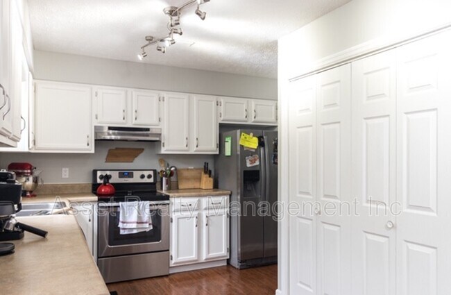 Building Photo - 9009 Tall Timber Dr