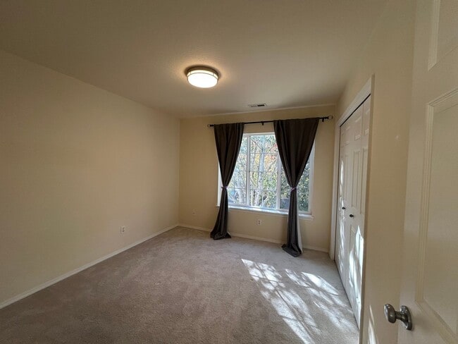 Building Photo - Spacious 4 Bedroom (plus den), 3 Bath Home...