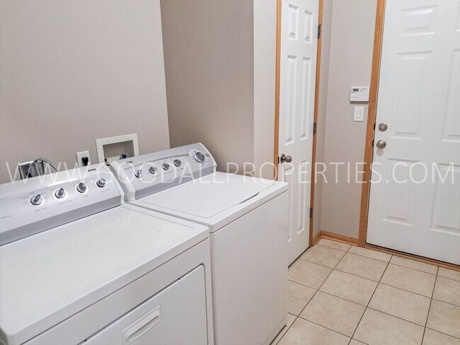 Building Photo - 3 bedroom 2 bath Single Family Home