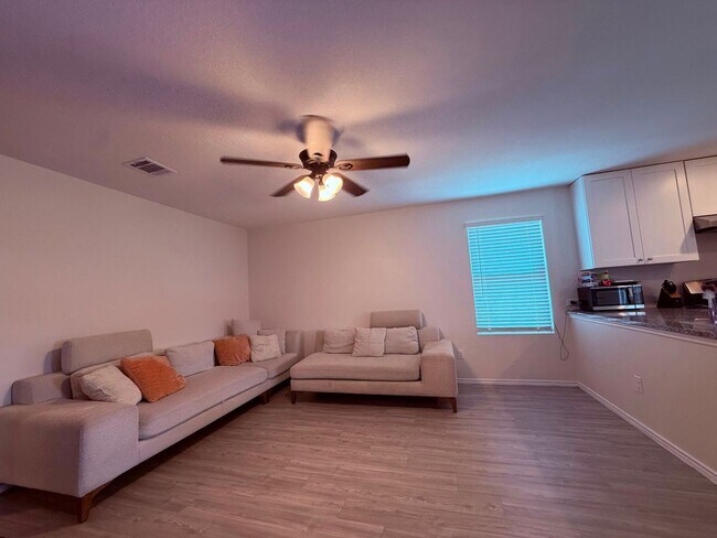 Building Photo - Modern Comfort Meets Convenient Living in San Antonio