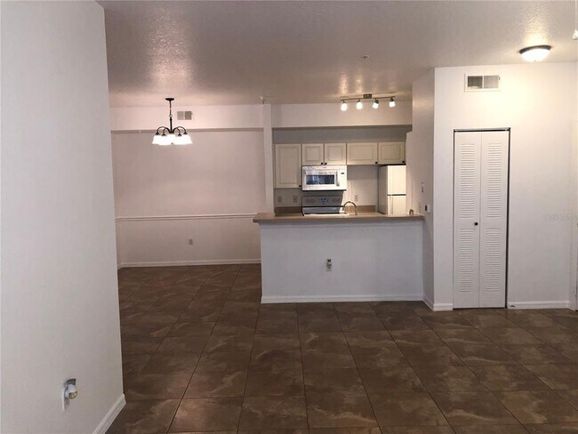 Building Photo - 5572 Metrowest Blvd