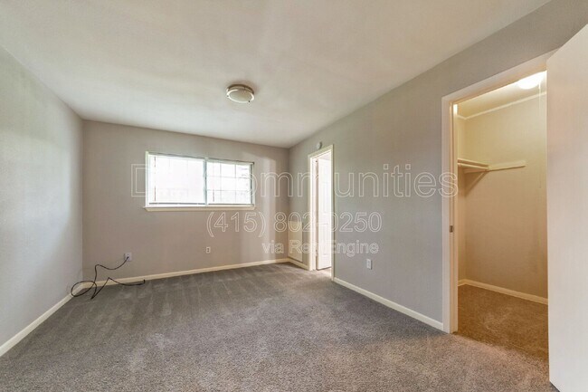 Building Photo - 700 Meadowglen Dr