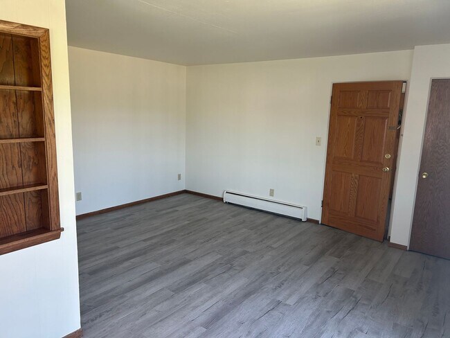 Building Photo - 2 Bedroom Upper with Heat and Water included