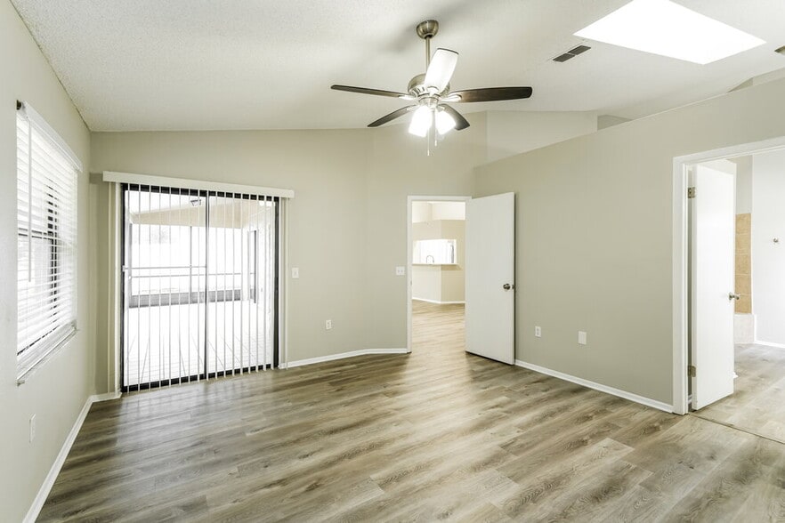 Building Photo - 8046 Hathaway Dr