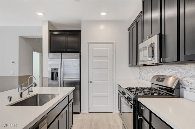 Building Photo - 600 Carriage Hill Dr