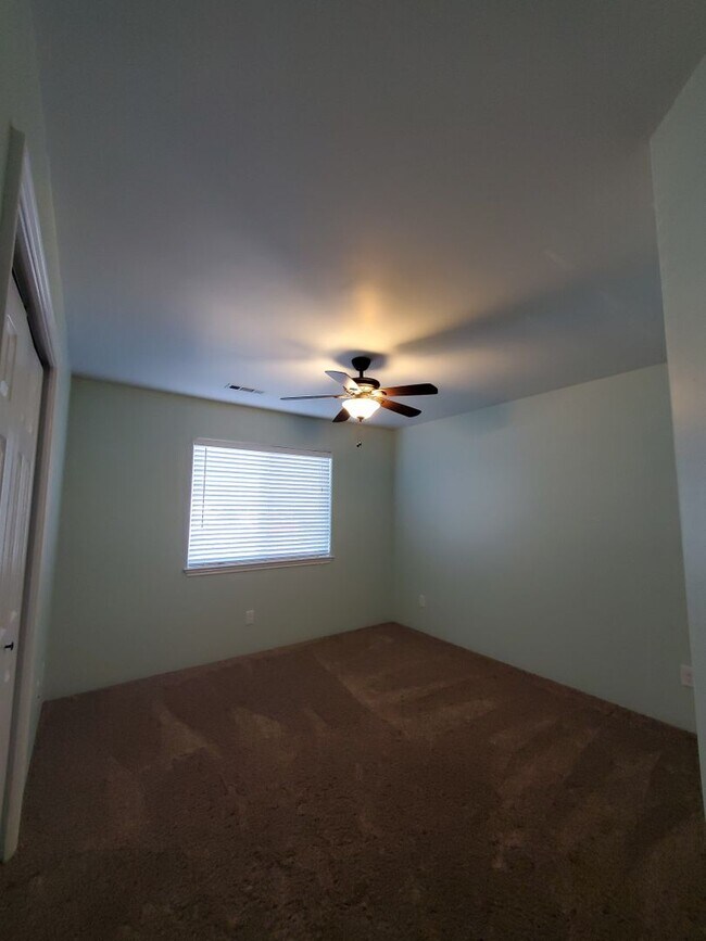 Building Photo - 3 Bedroom 2 Bath Single Family Home