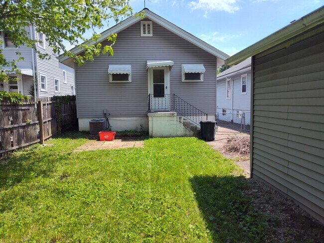 Building Photo - 5423 Rolston Ave