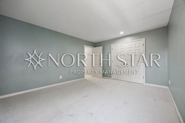 Building Photo - 2055 Ridge Pointe Dr