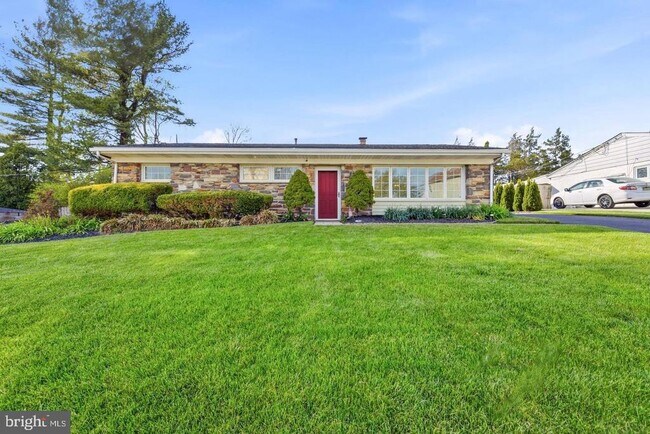 Building Photo - 637 School Line Dr