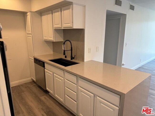 Building Photo - 1351 N Crescent Heights Blvd