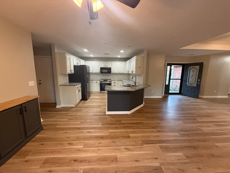 Building Photo - 404 E 9th St