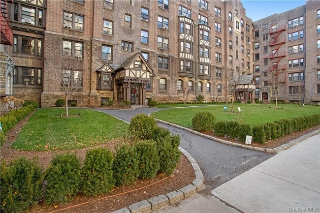 Building Photo - 250 Martine Ave