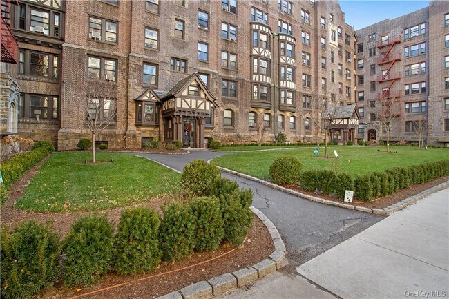 Primary Photo - 250 Martine Ave