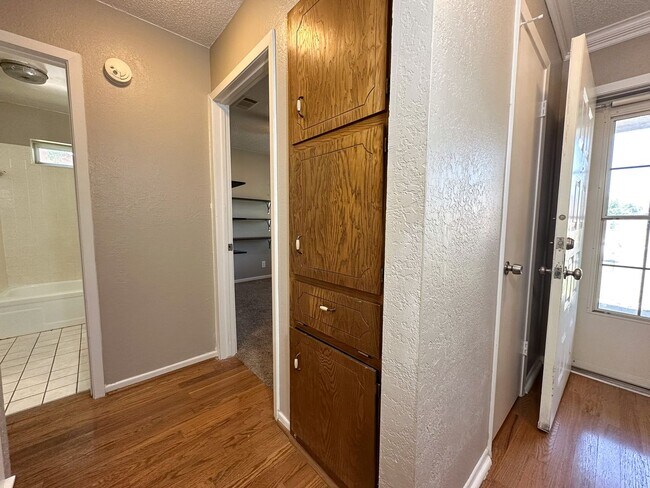 Building Photo - Charming 3-Bedroom, 2-Bathroom Home – Avai...