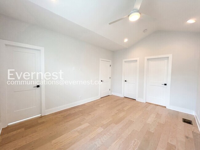 Building Photo - 4 Bed, 4.5 Bath Town Home with Garage / Available Now!