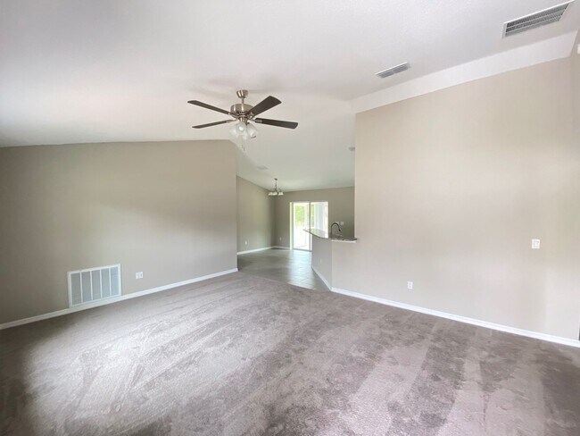 Building Photo - Custom Home - Desirable SE Ocala Neighborhood 3/2/2 **Won't Last**