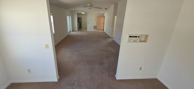 Building Photo - Prime Location – Just Minutes from Lake Su...