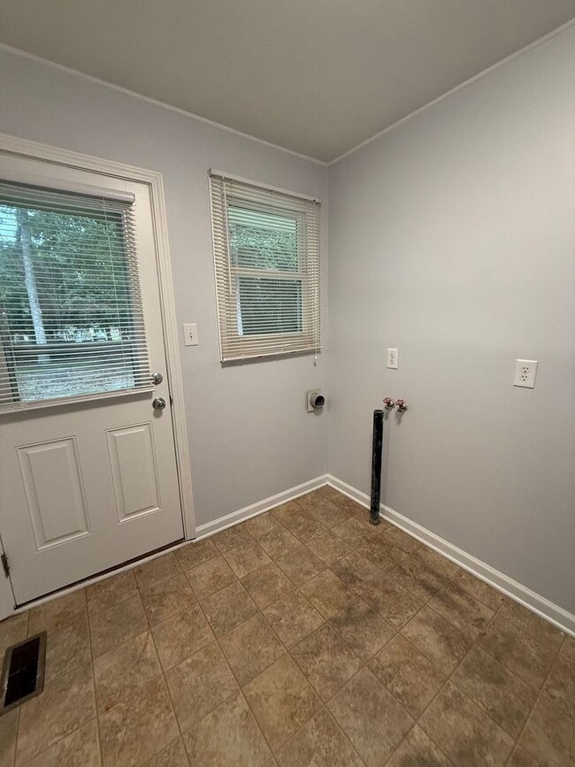 Building Photo - 515 Oak Ln