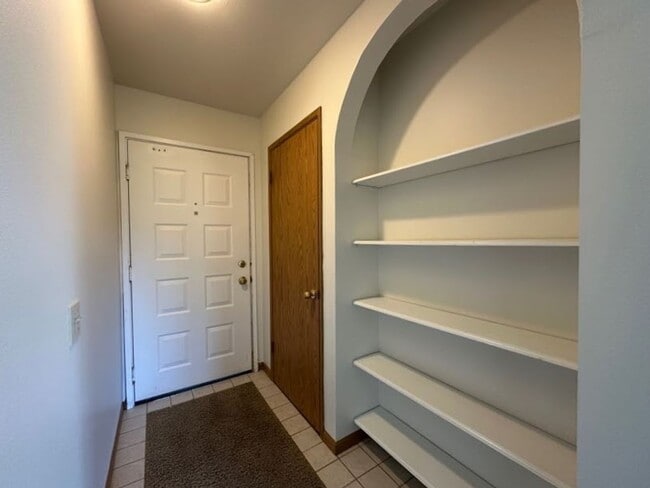 Building Photo - 2 Bedroom 2 bath home with water and mount...