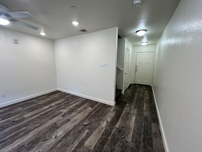 Building Photo - Bridgestone Crossing -3 bedroom 2.5 bath i...