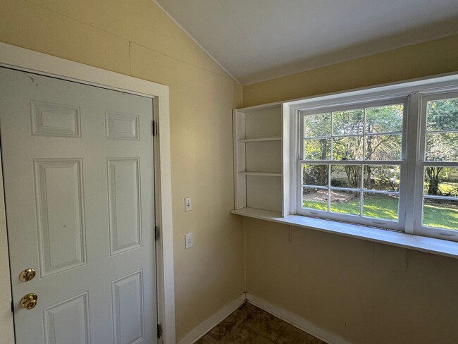 Building Photo - Adorable Bungalow