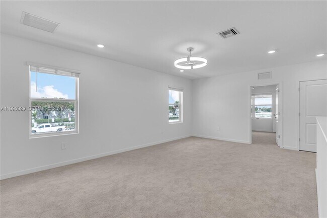 Building Photo - 615 NE 1st Ave