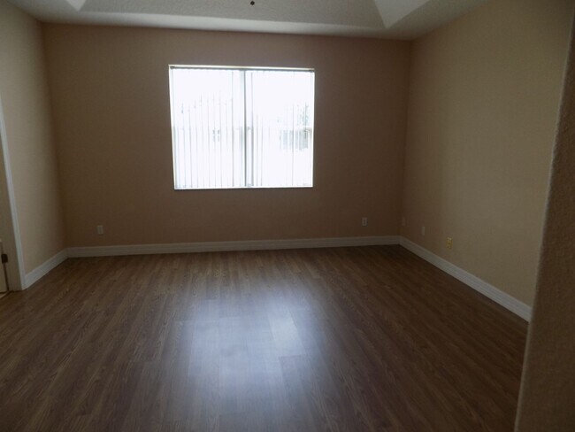 Building Photo - BEAUTIFUL 3 BEDROOM, 2 BATH, 3 CAR GARAGE ...