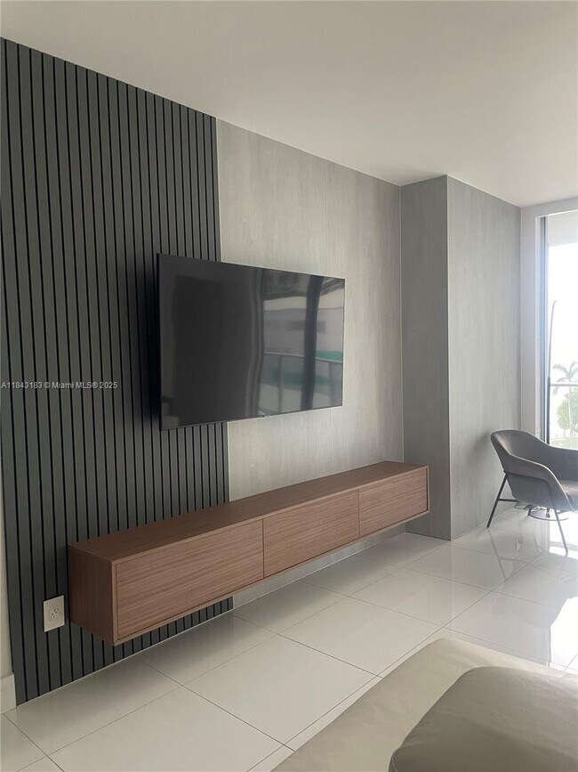 Building Photo - 1300 Brickell Bay Dr