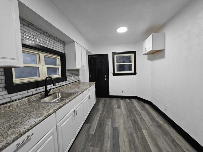 Building Photo - 1228 Clairhaven St
