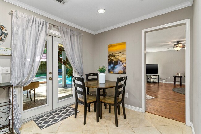 Building Photo - 111 S Village Knoll Cir