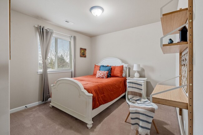 Building Photo - Central Tacoma home - 3 bedroom 2.5 bathroom with 2 Car garage and nice yard - Available May 2026.