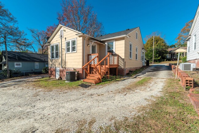 Building Photo - $1,000 - Updated 2 bed/2 bath house for re...