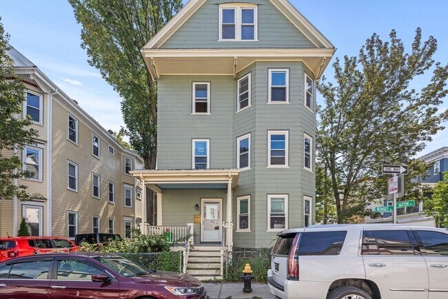 Building Photo - 67 Romsey St