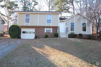 Building Photo - New On The Market!  3 Bedroom, 2 Bath, Fin...