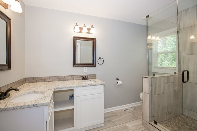 Building Photo - Gorgeous Fully Renovated 3 bedroom home in the Heart of Whispering Pines