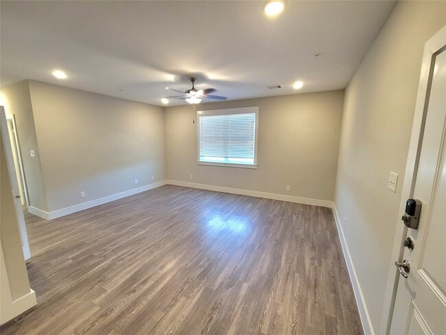 Building Photo - 1620 Crestdale Dr