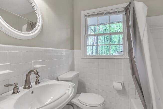 Building Photo - Prestigious Dunwoody Georgia